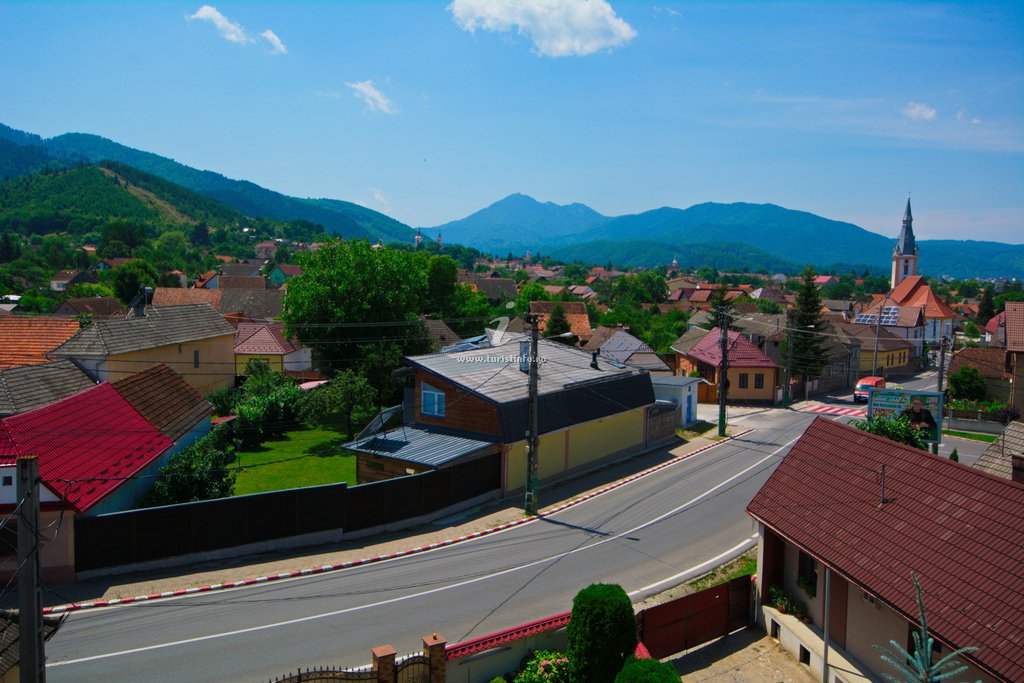 Panorama orașului Săcele și a munților, văzută de la pensiune